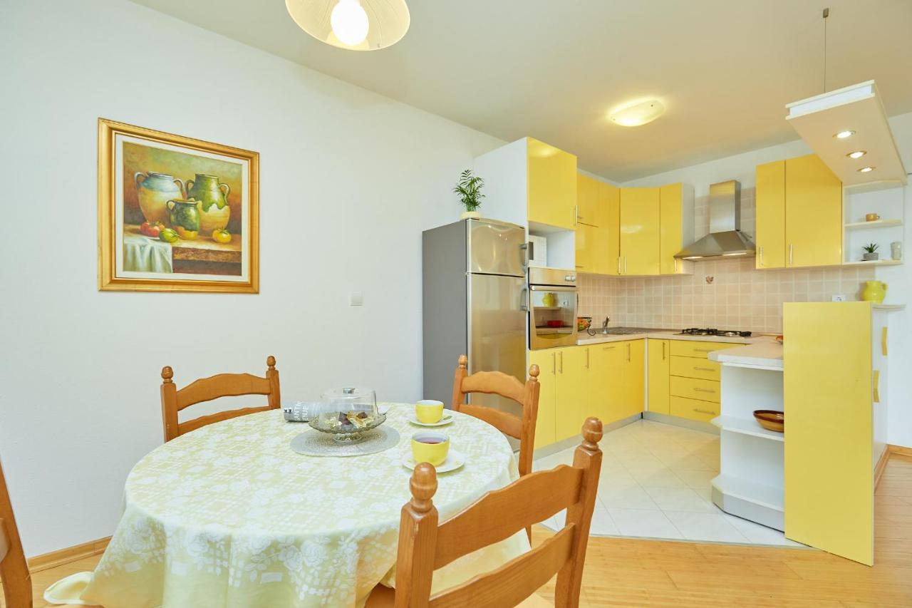Apartments Zelic Tučepi Zimmer foto