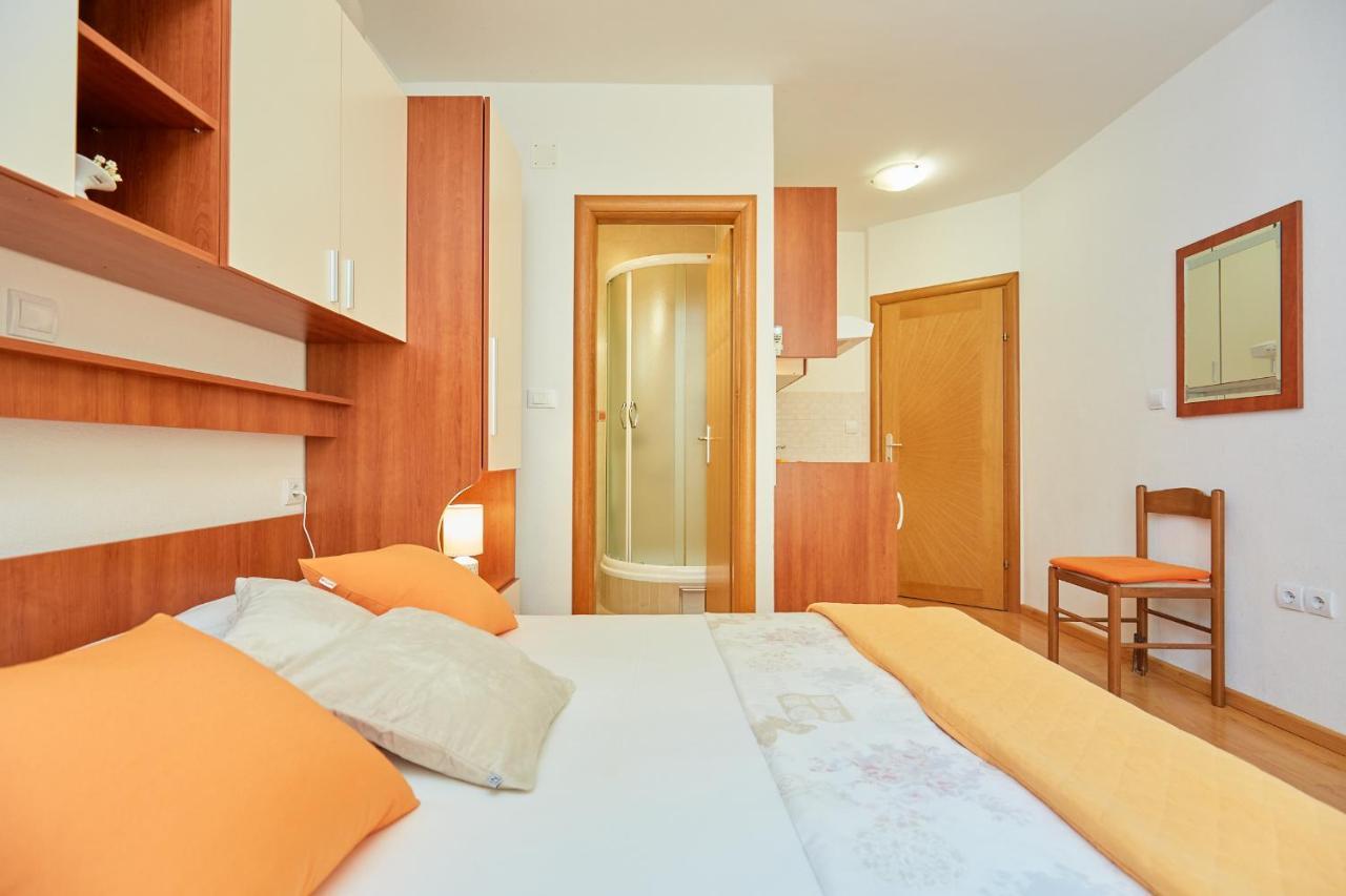 Apartments Zelic Tučepi Zimmer foto