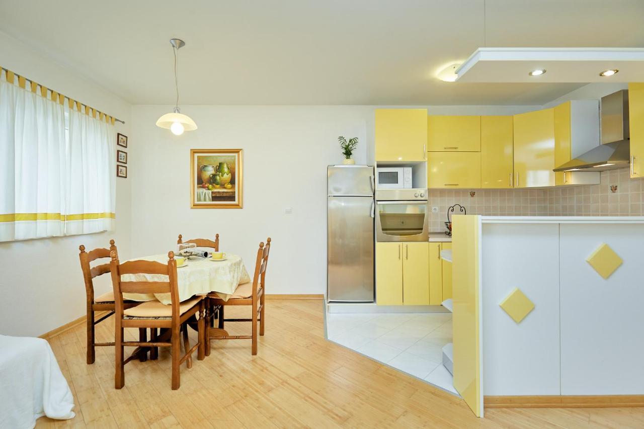 Apartments Zelic Tučepi Zimmer foto